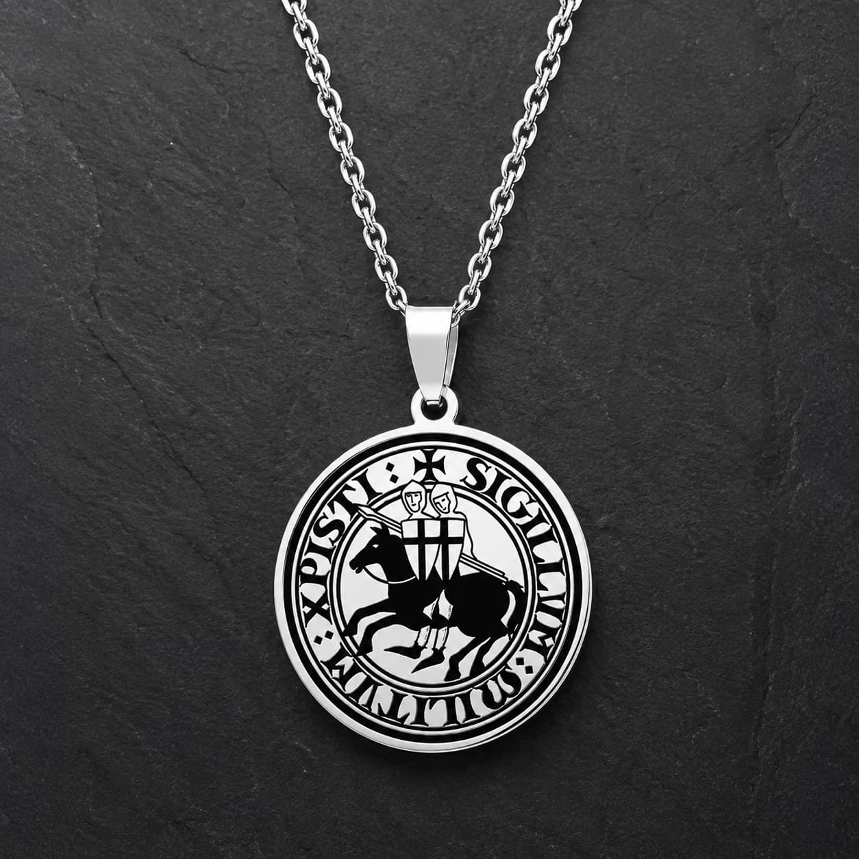 Collier du Sceau des Chevaliers en acier inoxydable argenté avec médaillon sceau templier sur ardoise sombre