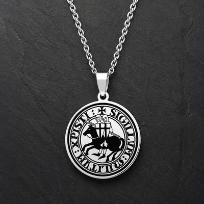 Collier du Sceau des Chevaliers en acier inoxydable argenté avec médaillon sceau templier sur ardoise sombre