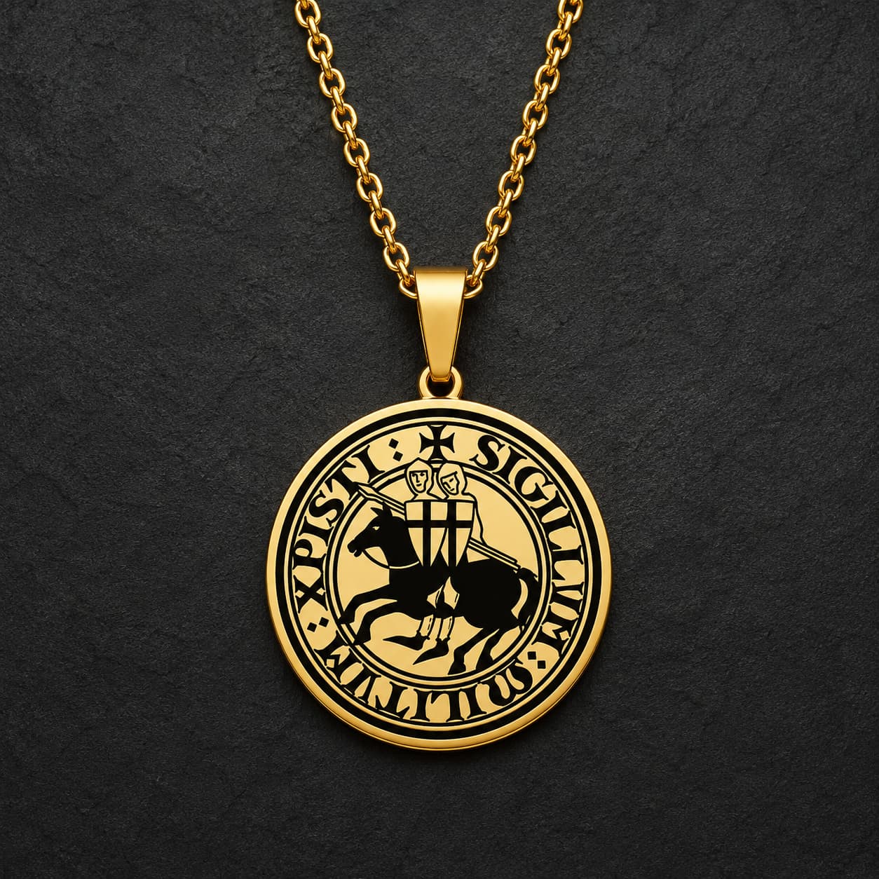 Collier du Sceau des Chevaliers en acier inoxydable doré avec médaillon sceau templier sur ardoise sombre