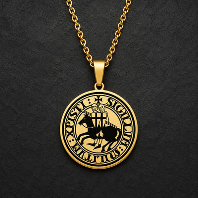 Collier du Sceau des Chevaliers en acier inoxydable doré avec médaillon sceau templier sur ardoise sombre