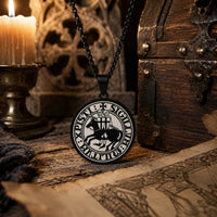 Collier du Sceau des Chevaliers en acier inoxydable noir avec médaillon templier dans un décor médiéval premium