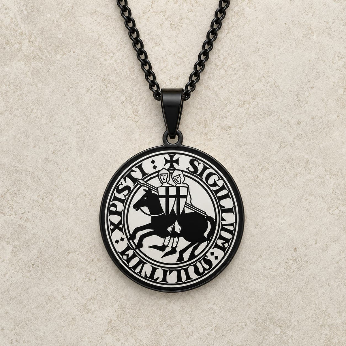 Collier du Sceau des Chevaliers en acier inoxydable noir avec médaillon templier sur pierre médiévale claire