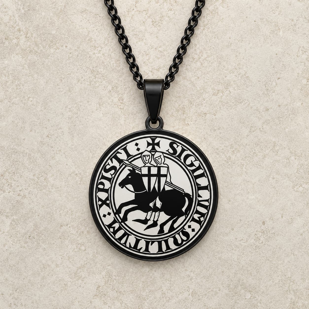 Collier du Sceau des Chevaliers en acier inoxydable noir avec médaillon templier sur pierre médiévale claire