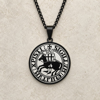 Collier du Sceau des Chevaliers en acier inoxydable noir avec médaillon templier sur pierre médiévale claire