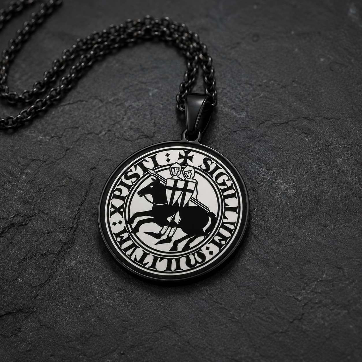Collier du Sceau des Chevaliers en acier inoxydable noir avec pendentif sceau templier en vue angle 3/4 sur ardoise sombre