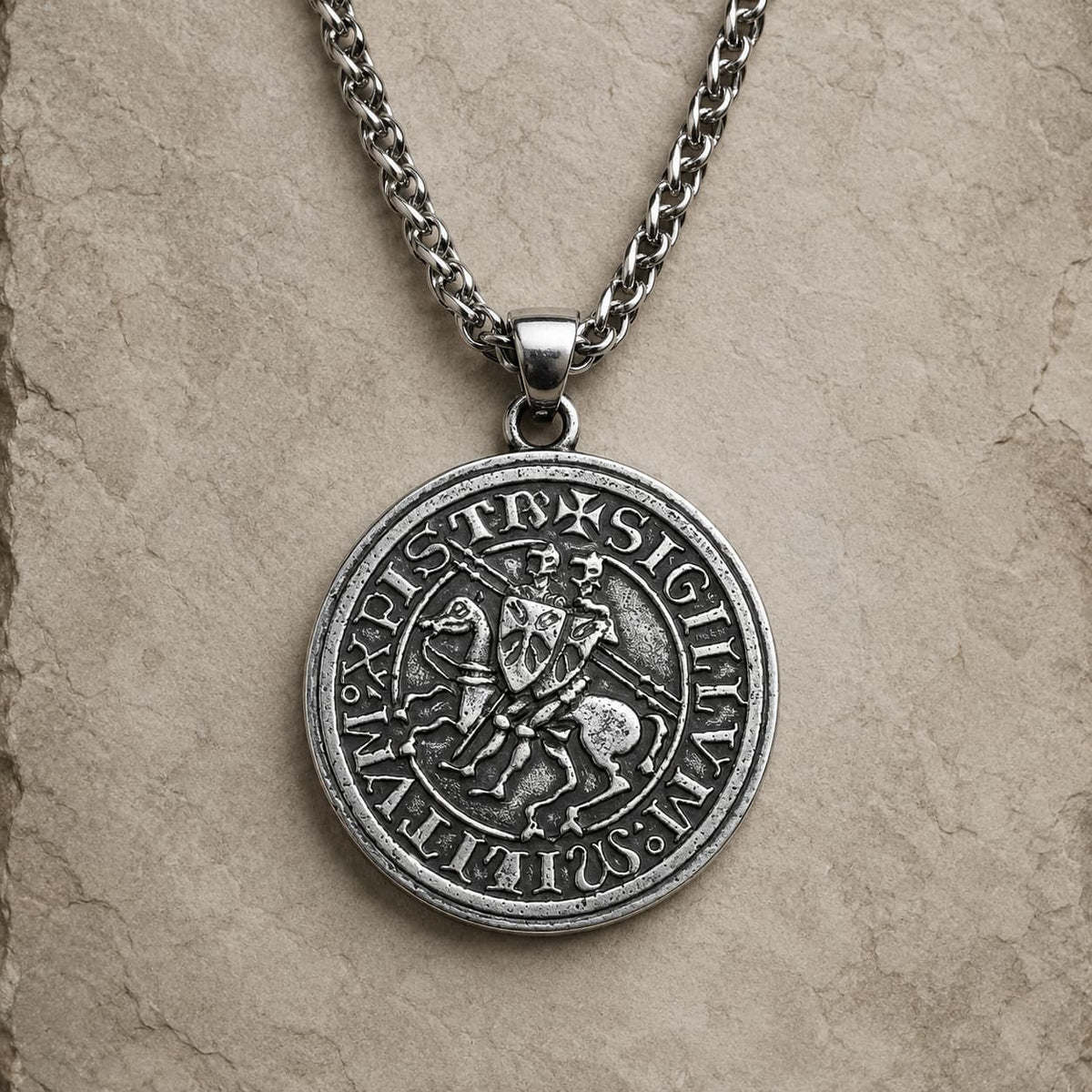 Collier du Sceau des Templiers en alliage métallique premium argent vieilli sur fond pierre médiévale claire