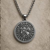 Collier du Sceau des Templiers en alliage métallique premium argent vieilli sur fond pierre médiévale claire