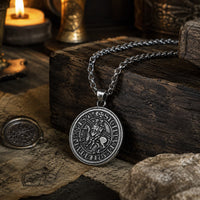 Collier du Sceau des Templiers en ambiance médiévale avec bois ancien parchemin et pierre