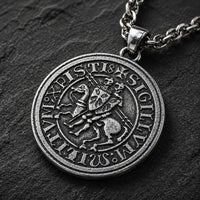 Gros plan de la médaille templière du Collier du Sceau des Templiers en argent vieilli