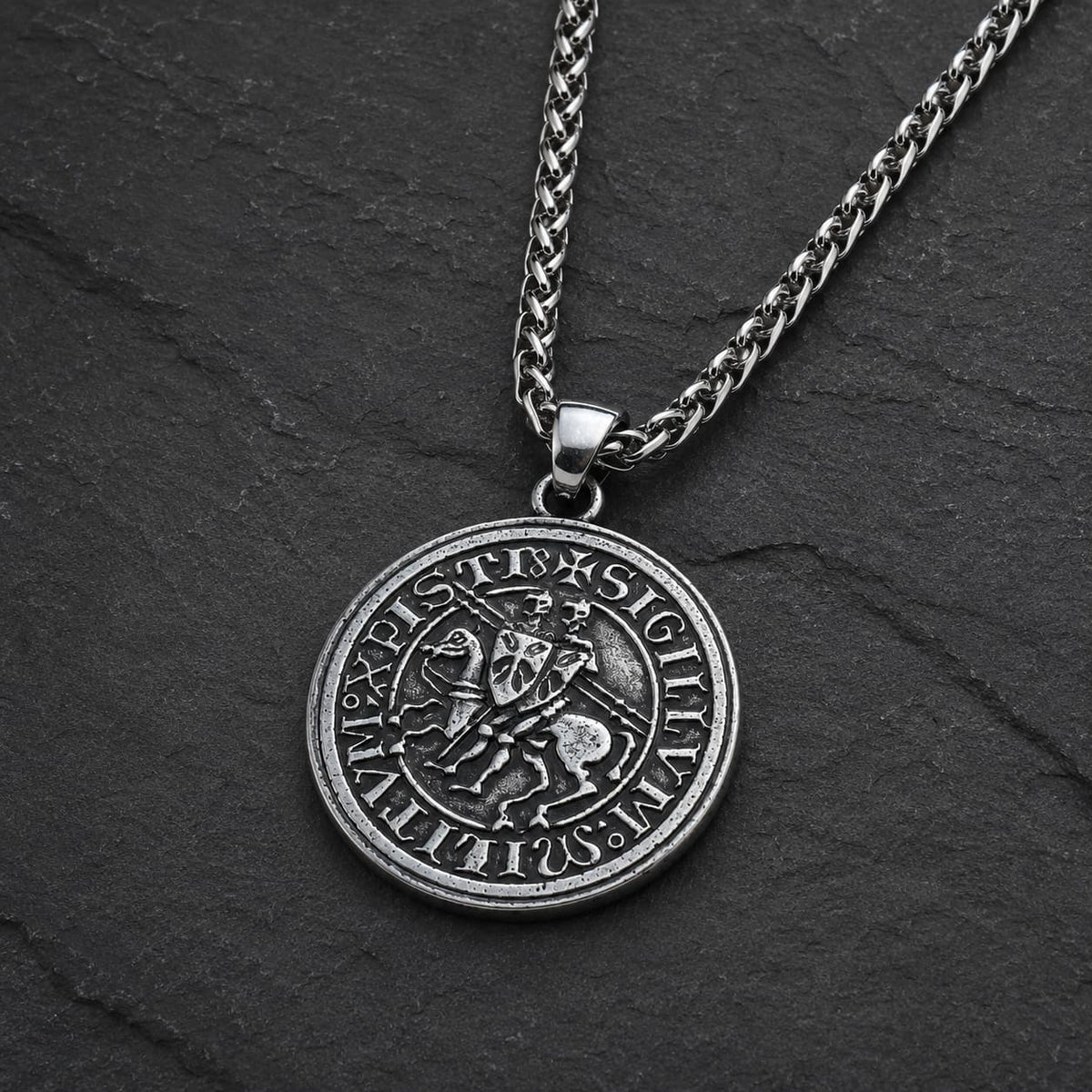 Vue angle du Collier du Sceau des Templiers argent vieilli sur fond ardoise sombre texturée