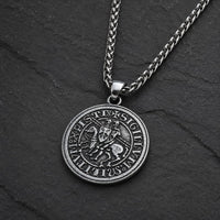 Vue angle du Collier du Sceau des Templiers argent vieilli sur fond ardoise sombre texturée
