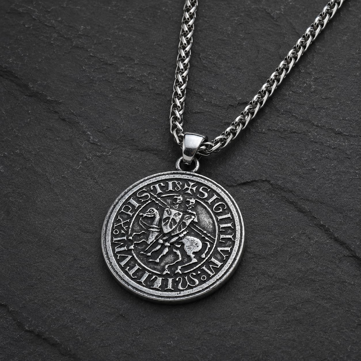 Vue angle du Collier du Sceau des Templiers argent vieilli sur fond ardoise sombre texturée