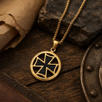 Collier du Sceau doré en acier inoxydable dans un décor médiéval premium avec bois ancien et parchemin