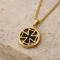 Collier du Sceau doré en acier inoxydable avec pendentif rond croix noire sur pierre médiévale claire