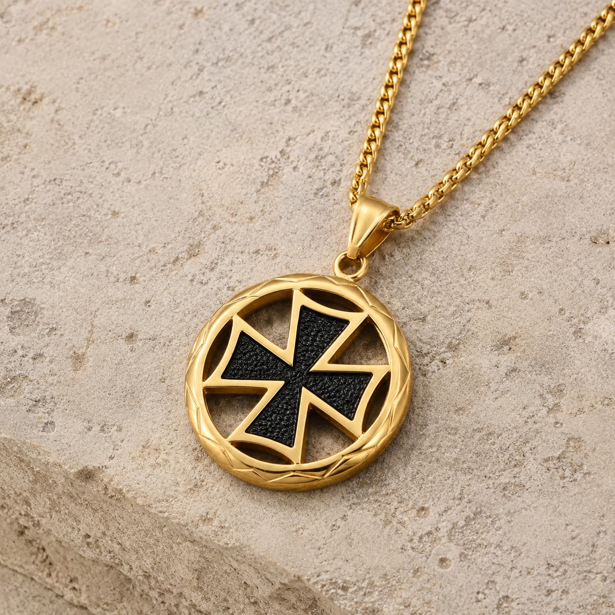 Collier du Sceau doré en acier inoxydable avec pendentif rond croix noire sur pierre médiévale claire