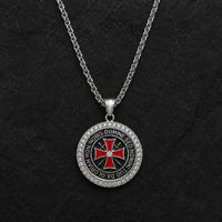 Collier du Seigneur Templier en acier inoxydable argenté avec pendentif croix rouge et zirconiums sur ardoise sombre