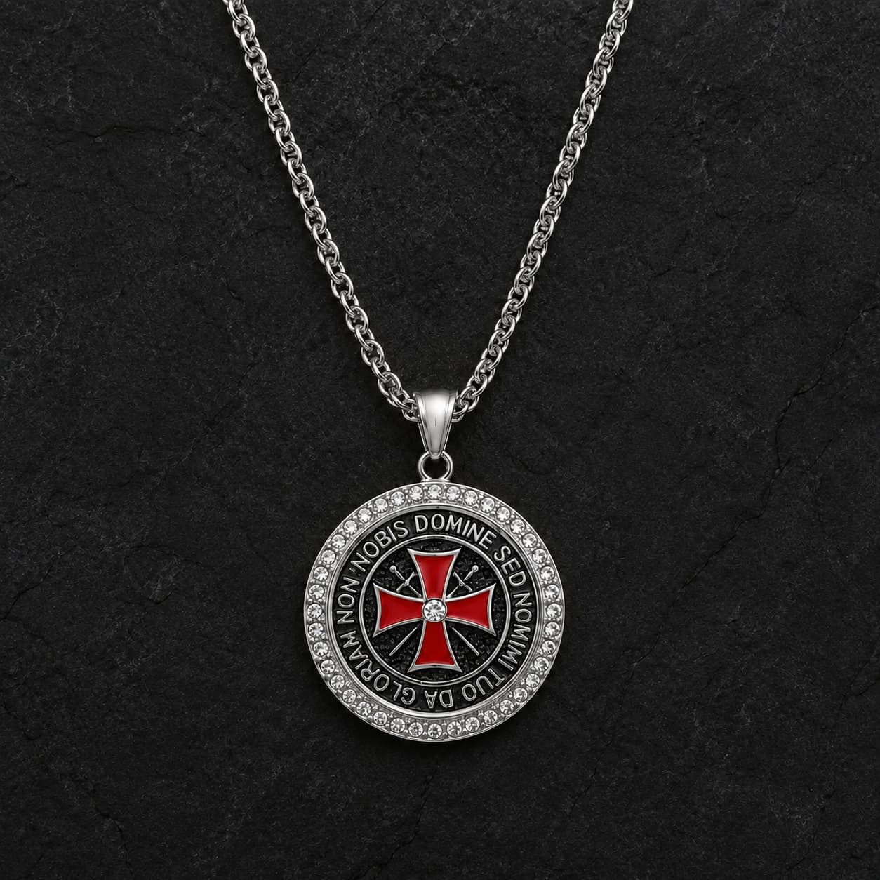 Collier du Seigneur Templier en acier inoxydable argenté avec pendentif croix rouge et zirconiums sur ardoise sombre