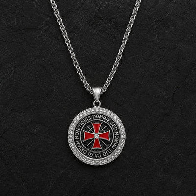 Collier du Seigneur Templier en acier inoxydable argenté avec pendentif croix rouge et zirconiums sur ardoise sombre