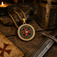 Collier du Seigneur Templier en acier inoxydable doré avec pendentif croix rouge dans un décor médiéval premium