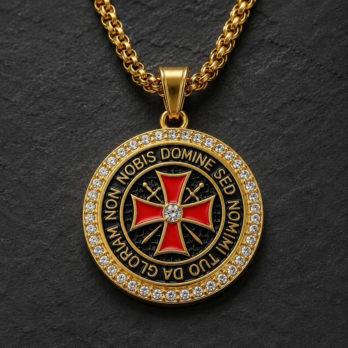 Collier du Seigneur Templier en acier inoxydable doré avec pendentif croix rouge et zirconiums sur ardoise sombre