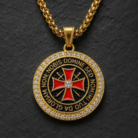Collier du Seigneur Templier en acier inoxydable doré avec pendentif croix rouge et zirconiums sur ardoise sombre