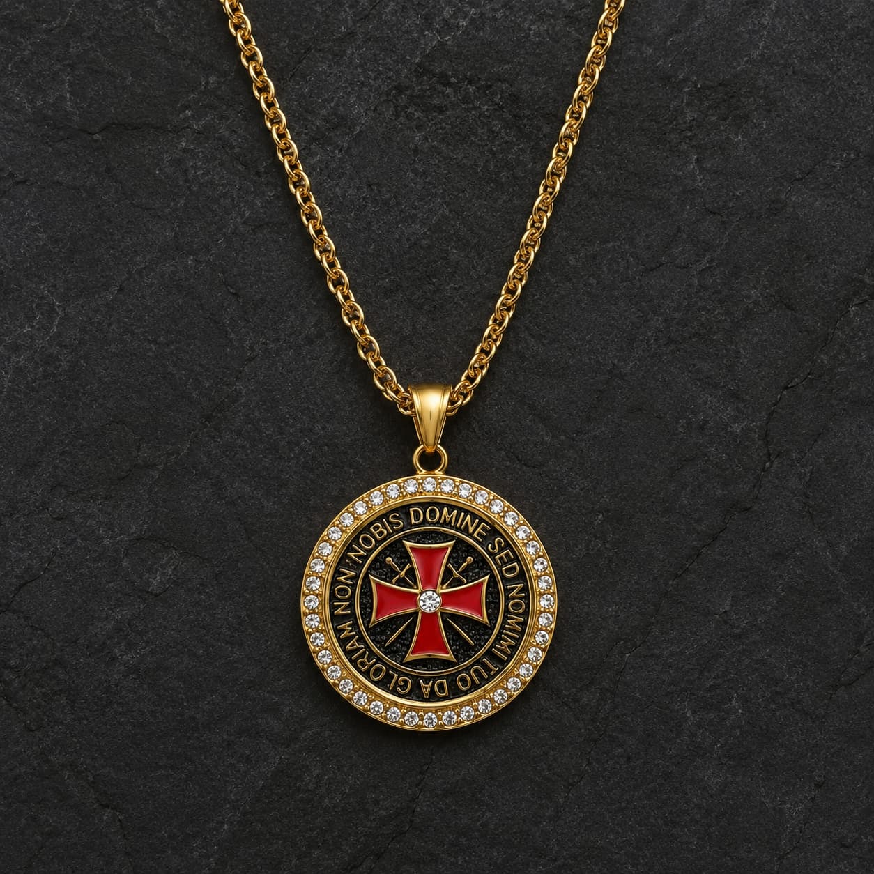 Collier du Seigneur Templier en acier inoxydable doré avec pendentif croix rouge et zirconiums sur ardoise sombre