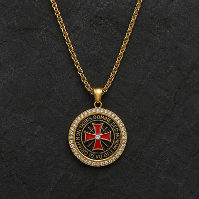 Collier du Seigneur Templier en acier inoxydable doré avec pendentif croix rouge et zirconiums sur ardoise sombre
