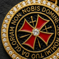 Gros plan du Collier du Seigneur Templier en acier inoxydable doré avec croix rouge, fond noir et contour en zirconiums