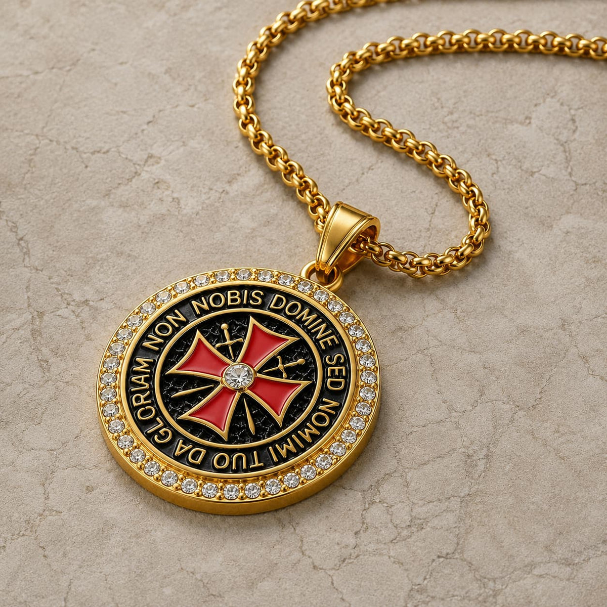 Collier du Seigneur Templier en acier inoxydable doré avec pendentif croix templière et zirconiums sur pierre médiévale claire