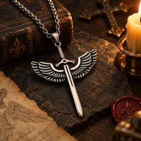 Collier de l’Épée de l’Archange dans une ambiance sacrée avec bougie et livre ancien