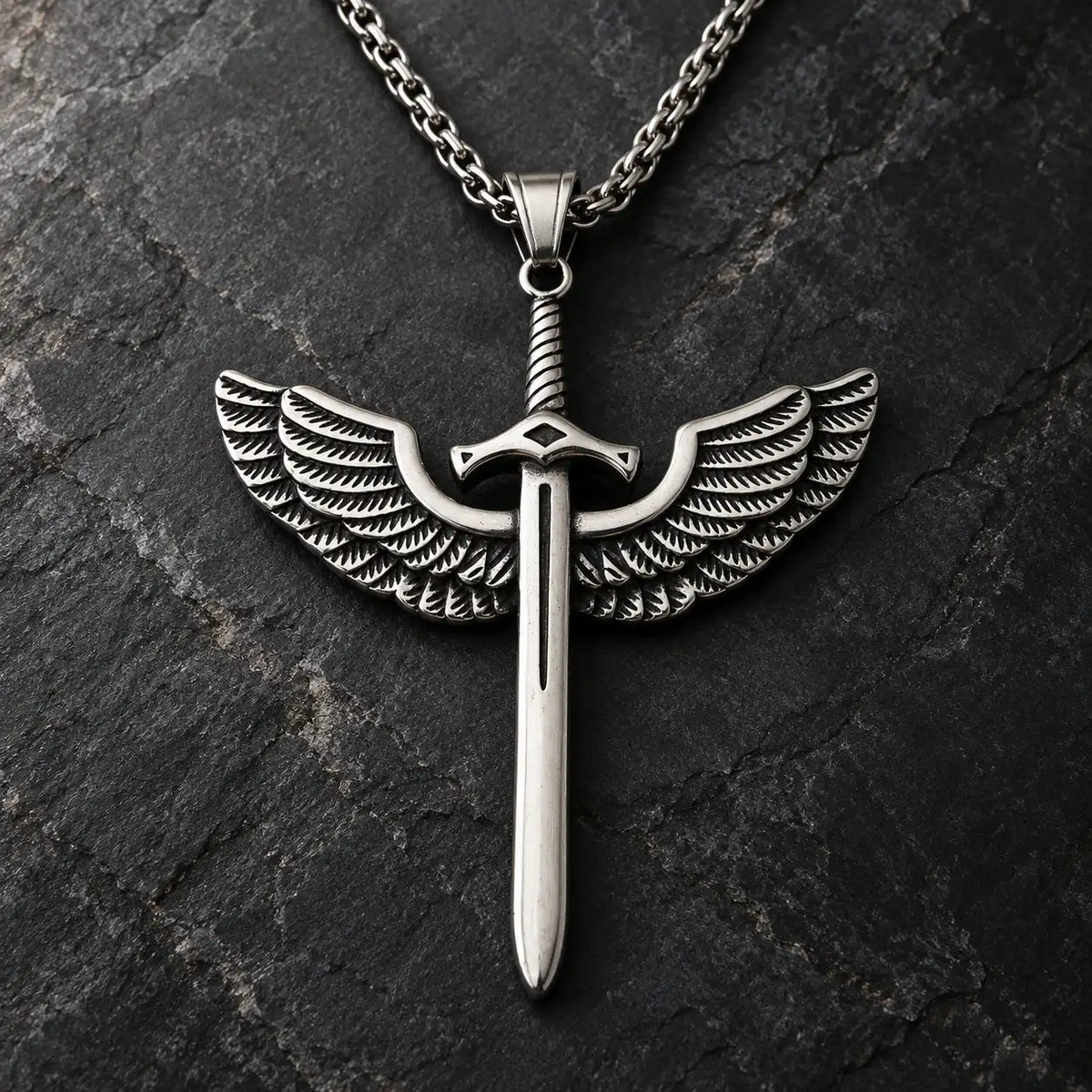 Collier de l’Épée de l’Archange en acier inoxydable sur pierre sombre