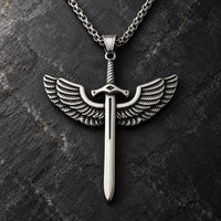Collier de l’Épée de l’Archange en acier inoxydable sur pierre sombre
