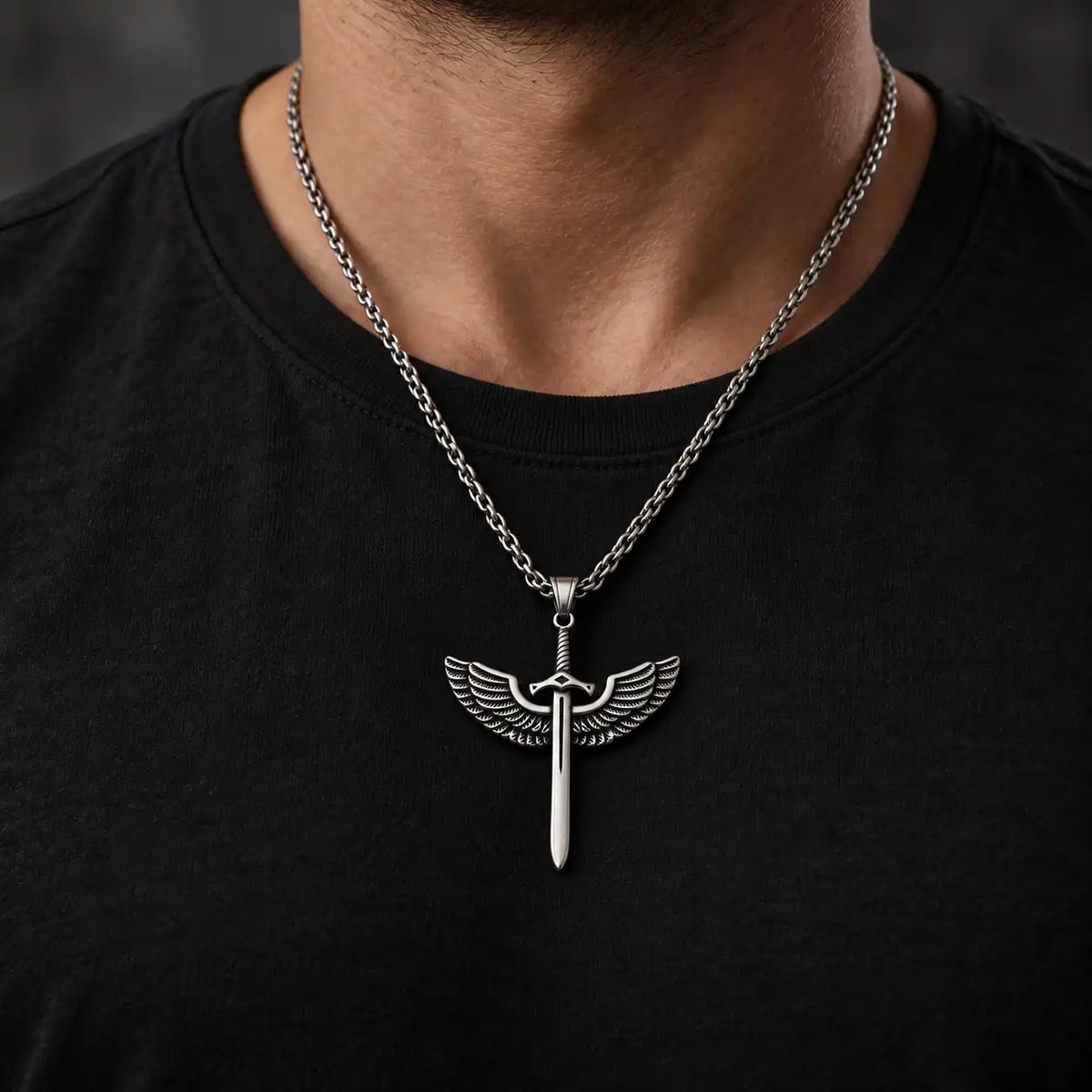 Collier de l’Épée de l’Archange porté par un homme sur t-shirt noir