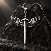 Collier de l’Épée de l’Archange présenté comme une relique sur pierre sombre