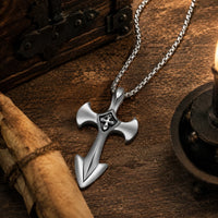 Collier de l’Épée Sacrée en acier inoxydable dans un décor médiéval premium