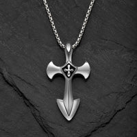 Collier de l’Épée Sacrée en acier inoxydable sur fond anthracite texturé
