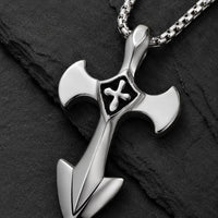 Gros plan du pendentif du Collier de l’Épée Sacrée en acier inoxydable avec motif croix