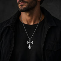 Collier de l’Épée Sacrée en acier inoxydable porté par un homme en tenue sombre