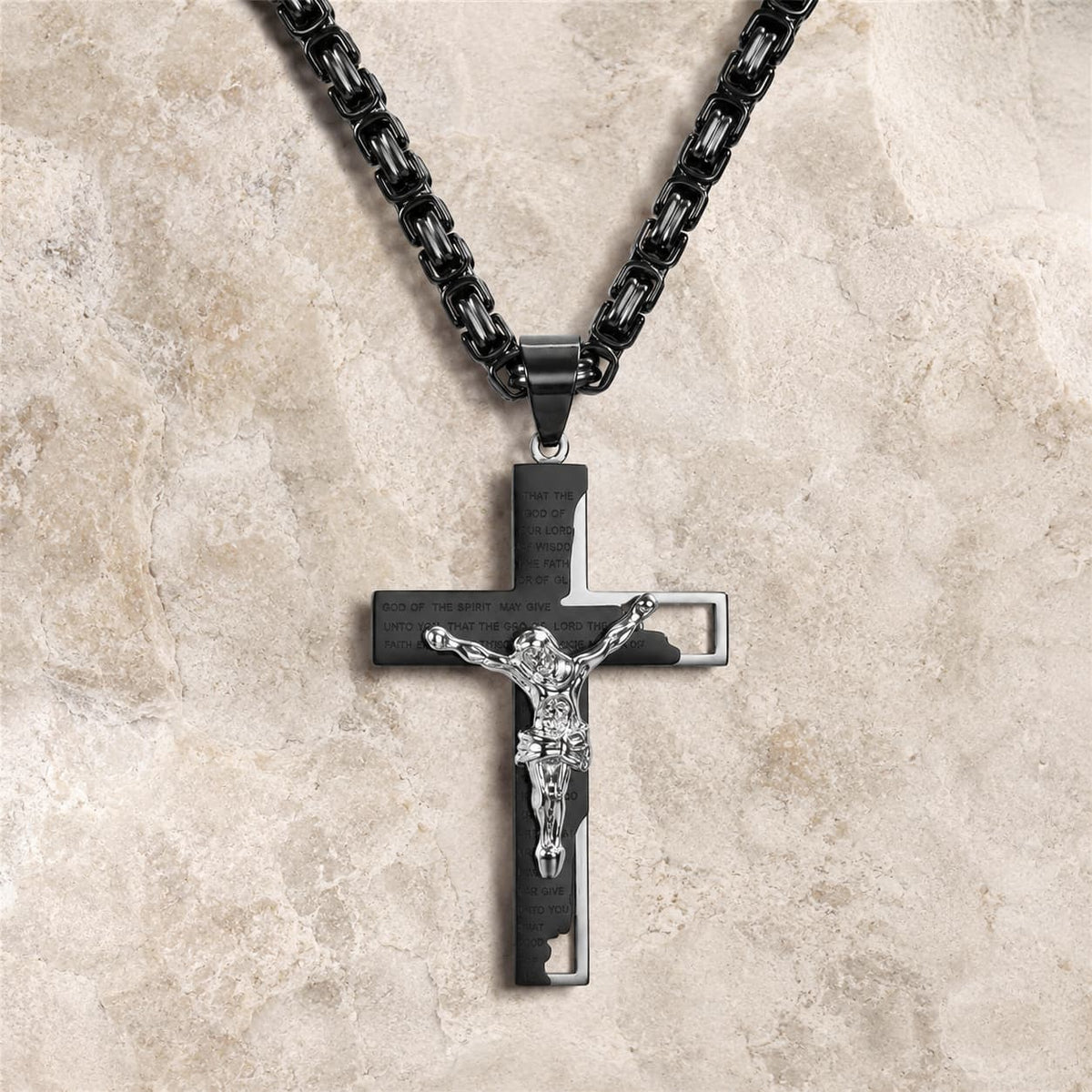 Collier de la Foi Sacrée en acier inoxydable avec croix noire et crucifix argenté sur pierre médiévale claire