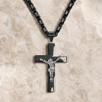 Collier de la Foi Sacrée en acier inoxydable avec croix noire et crucifix argenté sur pierre médiévale claire