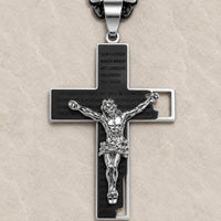 Gros plan du pendentif Collier de la Foi Sacrée en acier inoxydable avec crucifix argenté sur pierre claire