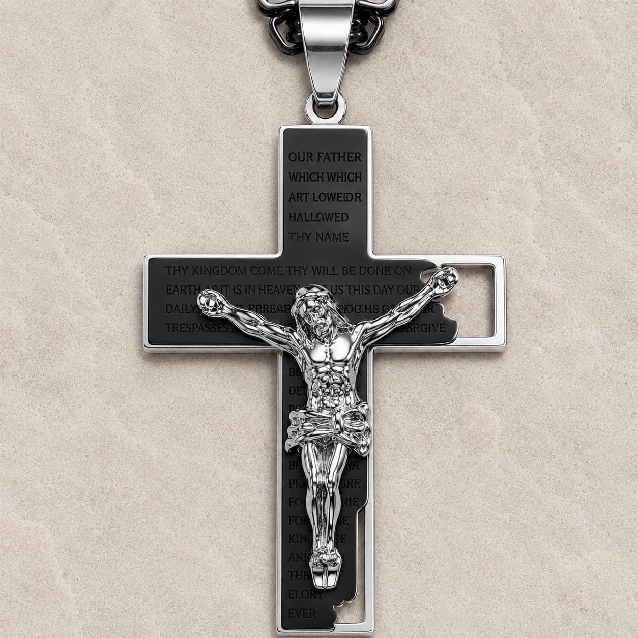Gros plan du pendentif Collier de la Foi Sacrée en acier inoxydable avec crucifix argenté sur pierre claire