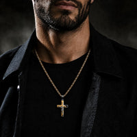 Homme portant le collier de la Foi Sacrée en acier inoxydable avec tenue noire et veste sombre
