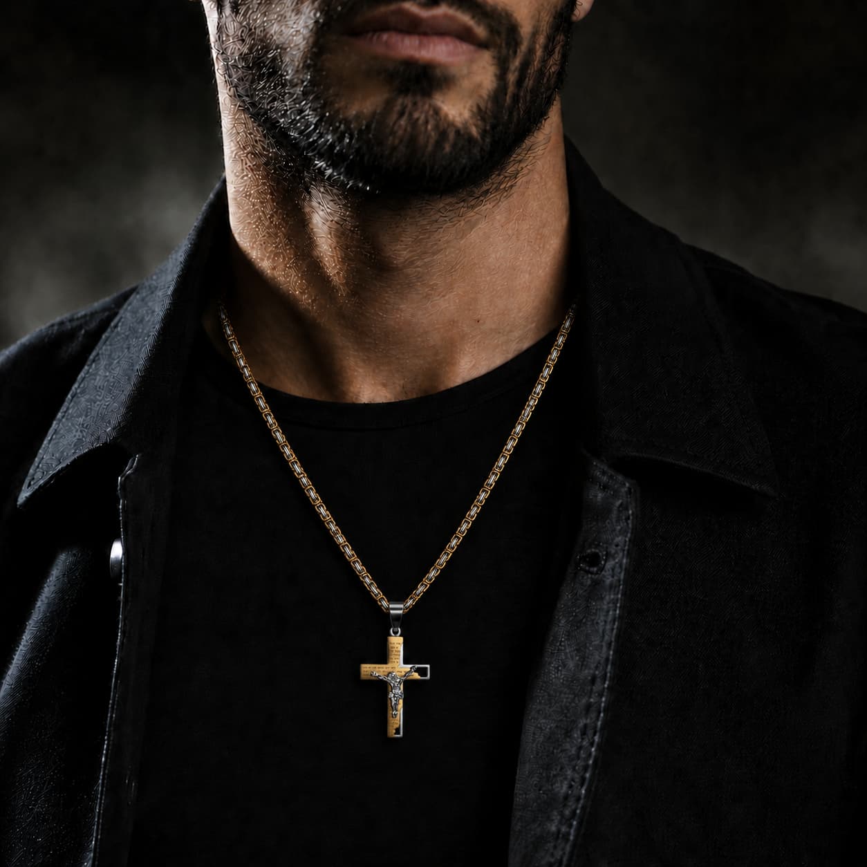 Homme portant le collier de la Foi Sacrée en acier inoxydable avec tenue noire et veste sombre