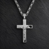 Variante argentée du collier de la Foi Sacrée en acier inoxydable avec croix crucifix sur fond anthracite sombre