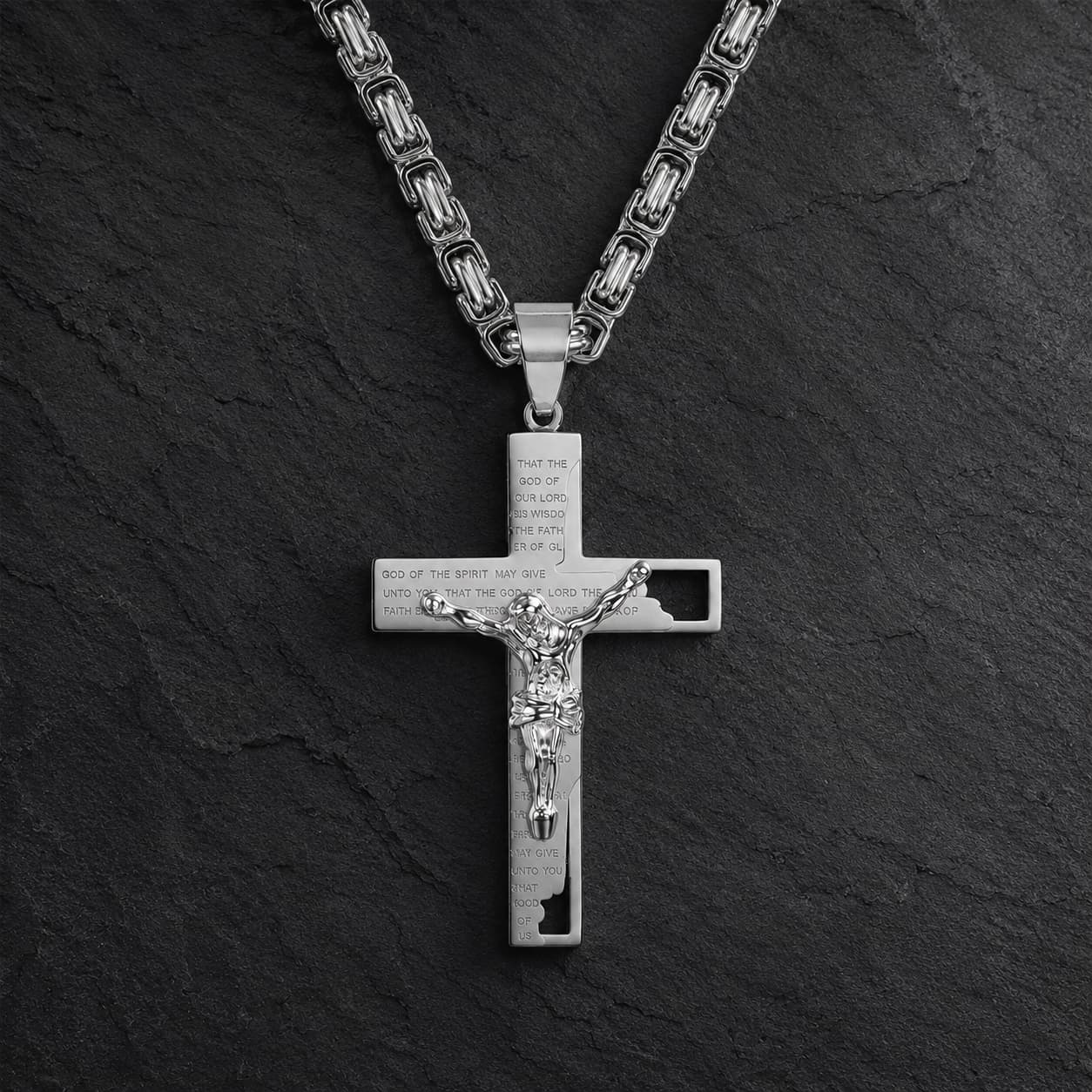 Variante argentée du collier de la Foi Sacrée en acier inoxydable avec croix crucifix sur fond anthracite sombre