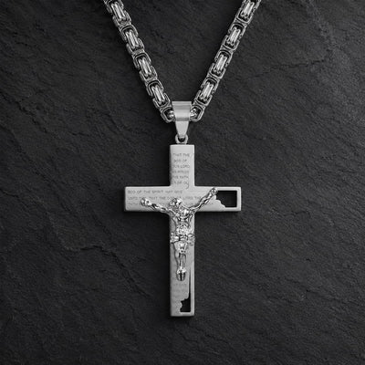 Variante argentée du collier de la Foi Sacrée en acier inoxydable avec croix crucifix sur fond anthracite sombre