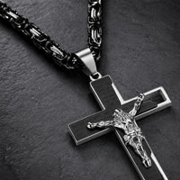 Vue angle du collier de la Foi Sacrée en acier inoxydable avec croix noire sur fond anthracite sombre