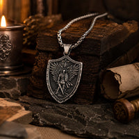 Collier Force de l’Archange Michel en acier inoxydable dans un décor médiéval premium avec bois pierre et parchemin