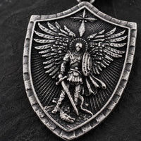 Gros plan du Collier Force de l’Archange Michel en acier inoxydable avec motif de Saint Michel